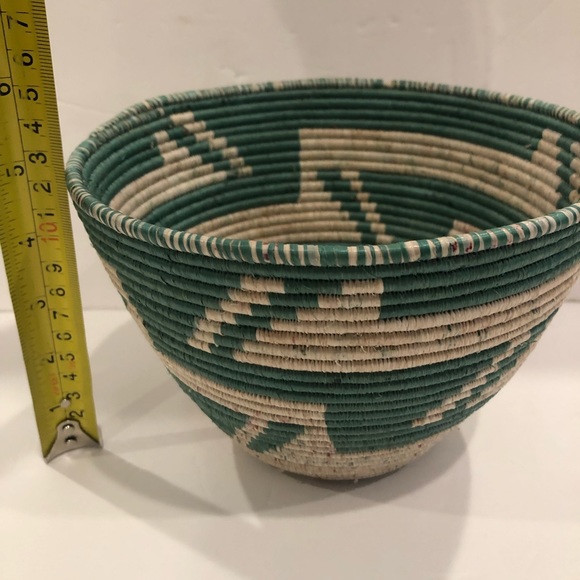 Hand woven basket/planter - Picture 4 of 7